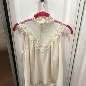 Sleeveless lace cream top with collar